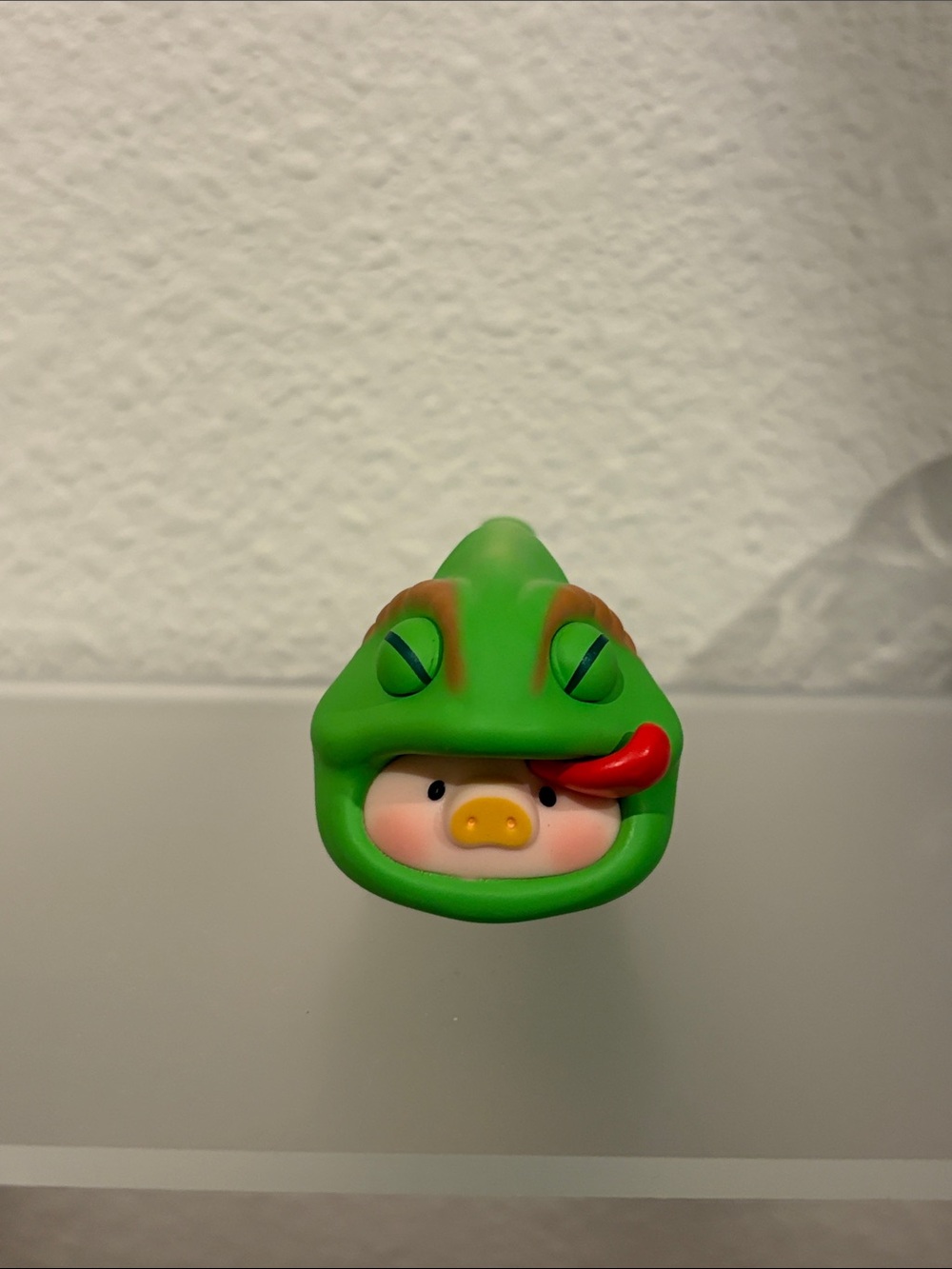Lulu pig animal party Chameleon